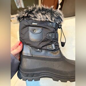 Ksnow snow boots.  Black.  Size 5
